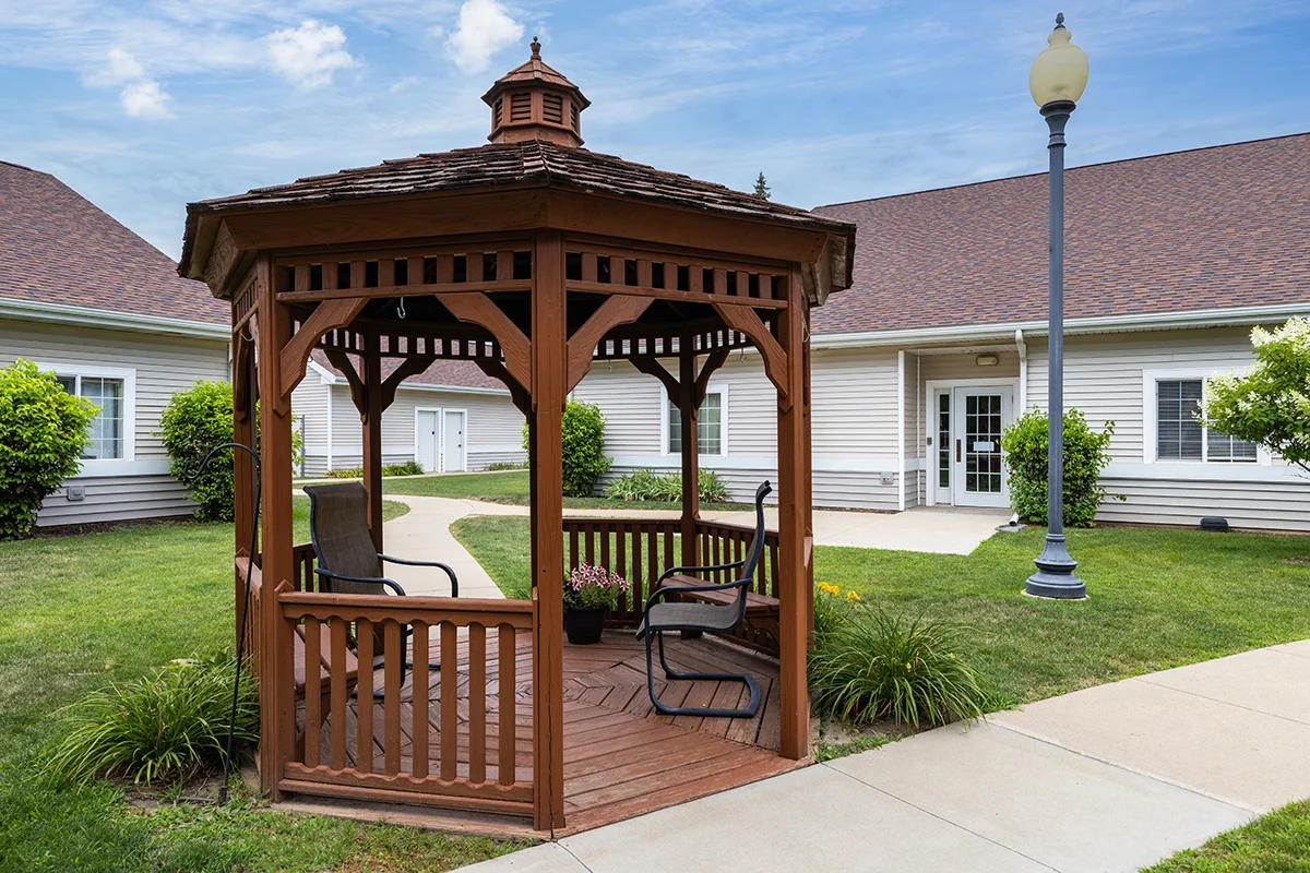 https://www.jaybirdseniorliving1.biz/wp-content/uploads/2023/09/clover_ridge_05_1200px.webp