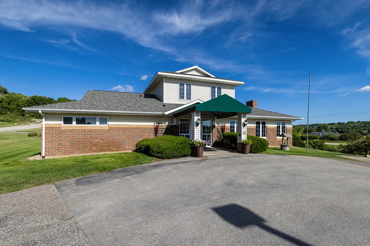 https://www.jaybirdseniorliving1.biz/wp-content/uploads/2023/09/meadow-lakes_25_1200.webp