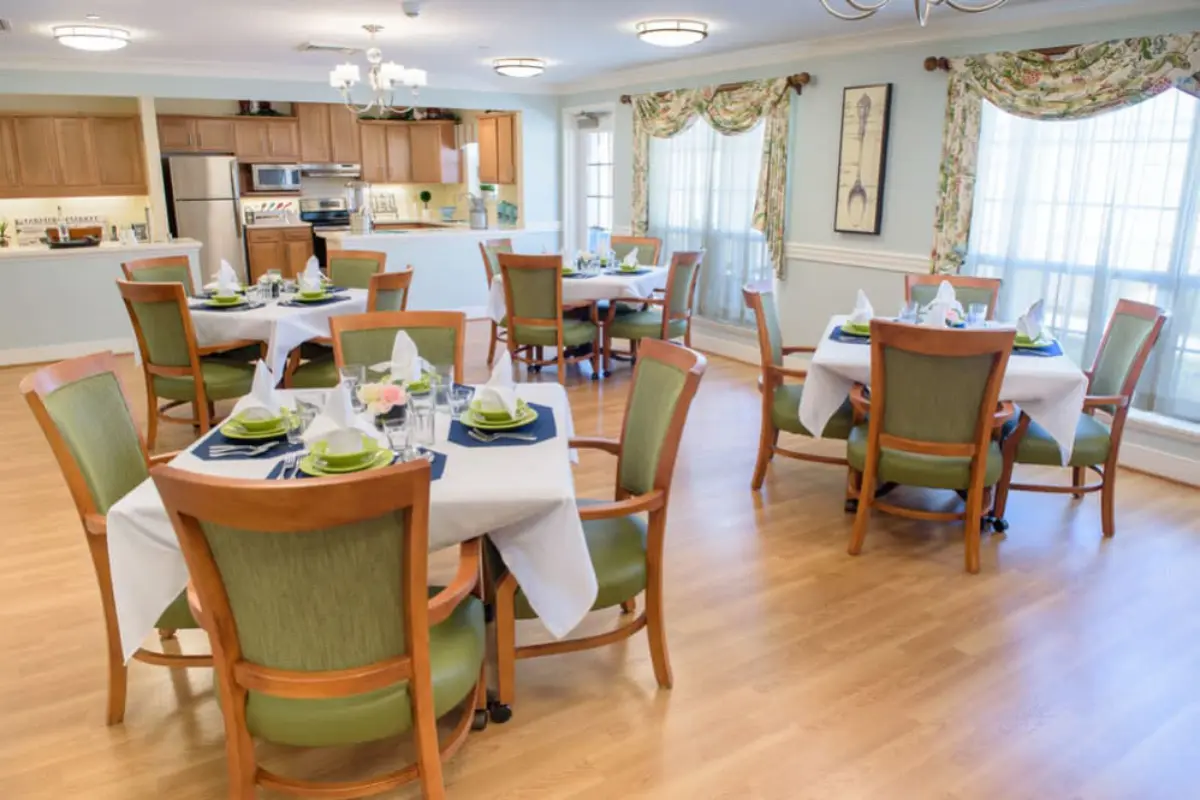https://www.jaybirdseniorliving1.biz/wp-content/uploads/2024/07/Dining-Room-2.webp